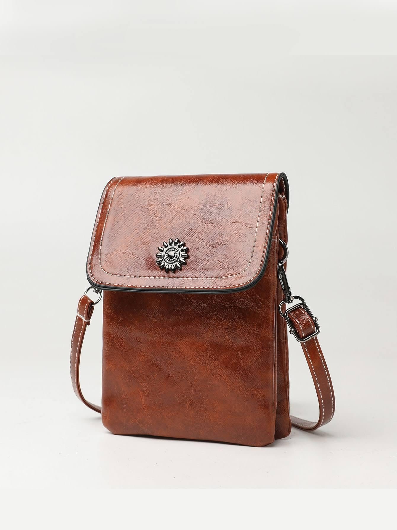 Small shoulder bag accessory for trendy casual looks